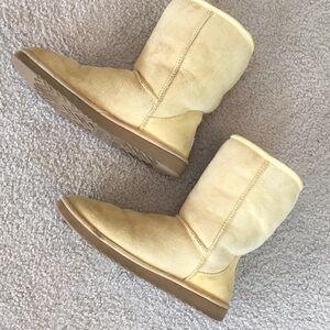 UGG/TAN-NATURAL CREAM CLASSIC SHEERLING SHORT BOOTS